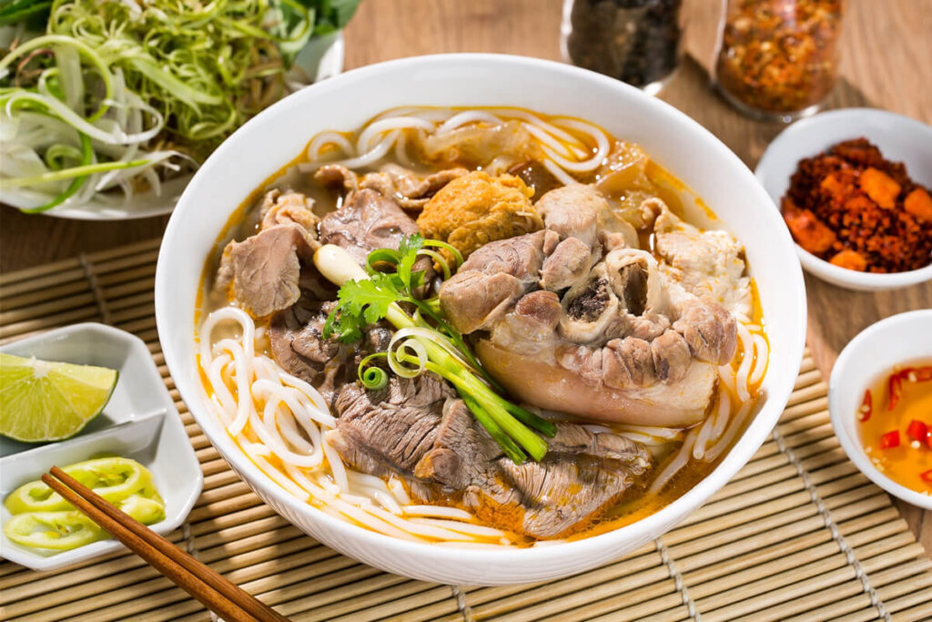 ブン・ボー・フエ（牛肉のせピリ辛米太麺）